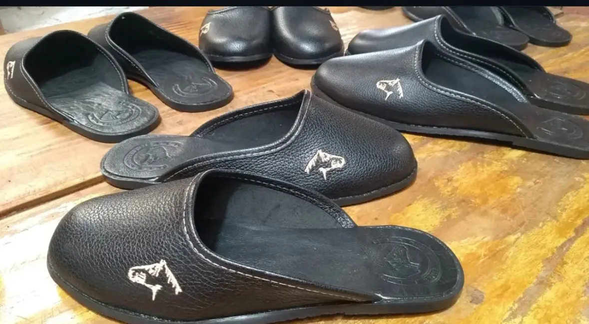 Chinelos masculinos de couro preto com bordado de cavalo